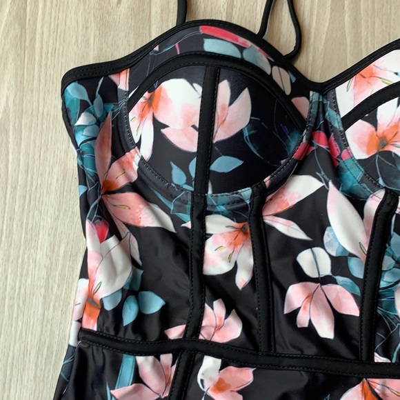 Floral one piece swimsuit - Picture 2 of 9